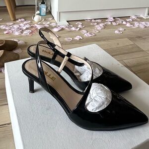 Cute 95%new black low heel shoe (size 7.5)